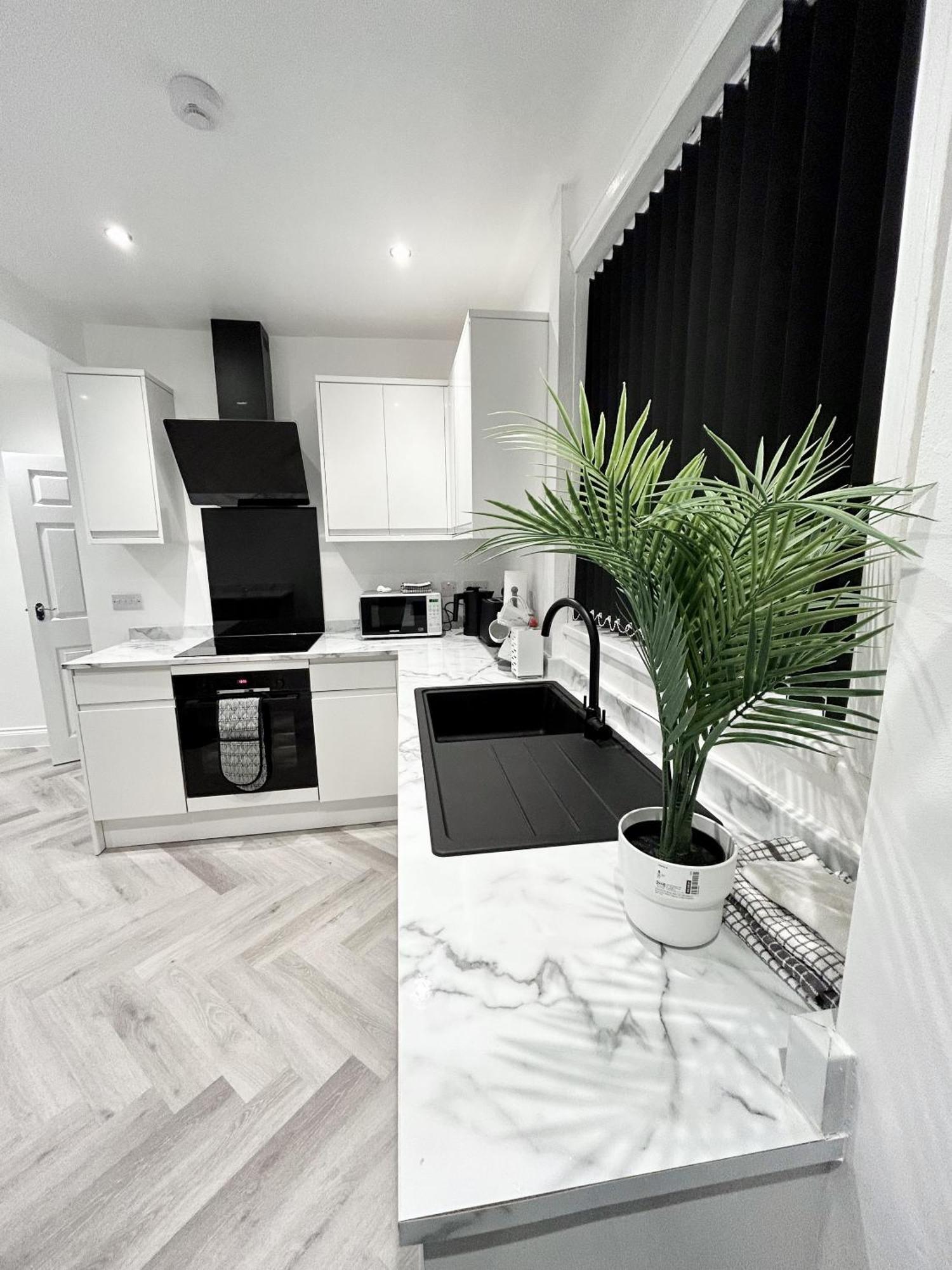 Lymer House - Stylish 3 Bedroom House In วุลฟ์เวอร์แฮมป์ตัน ภายนอก รูปภาพ