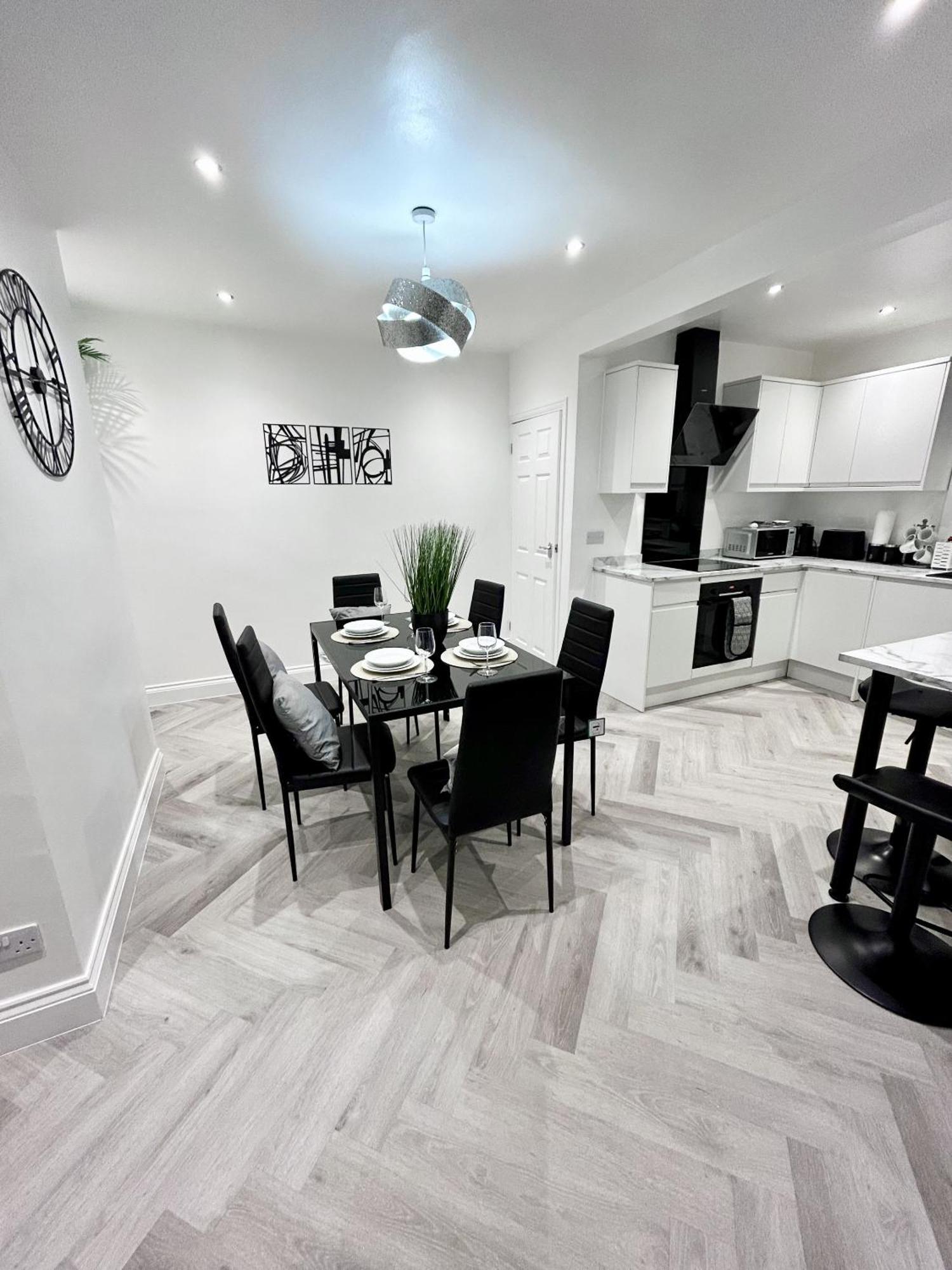 Lymer House - Stylish 3 Bedroom House In วุลฟ์เวอร์แฮมป์ตัน ภายนอก รูปภาพ