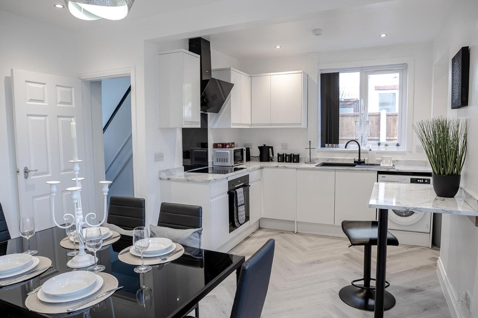 Lymer House - Stylish 3 Bedroom House In วุลฟ์เวอร์แฮมป์ตัน ภายนอก รูปภาพ