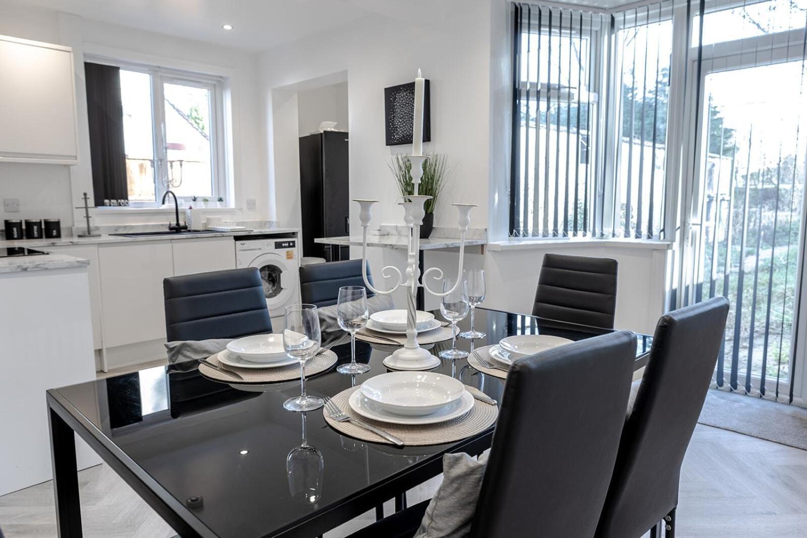 Lymer House - Stylish 3 Bedroom House In วุลฟ์เวอร์แฮมป์ตัน ภายนอก รูปภาพ
