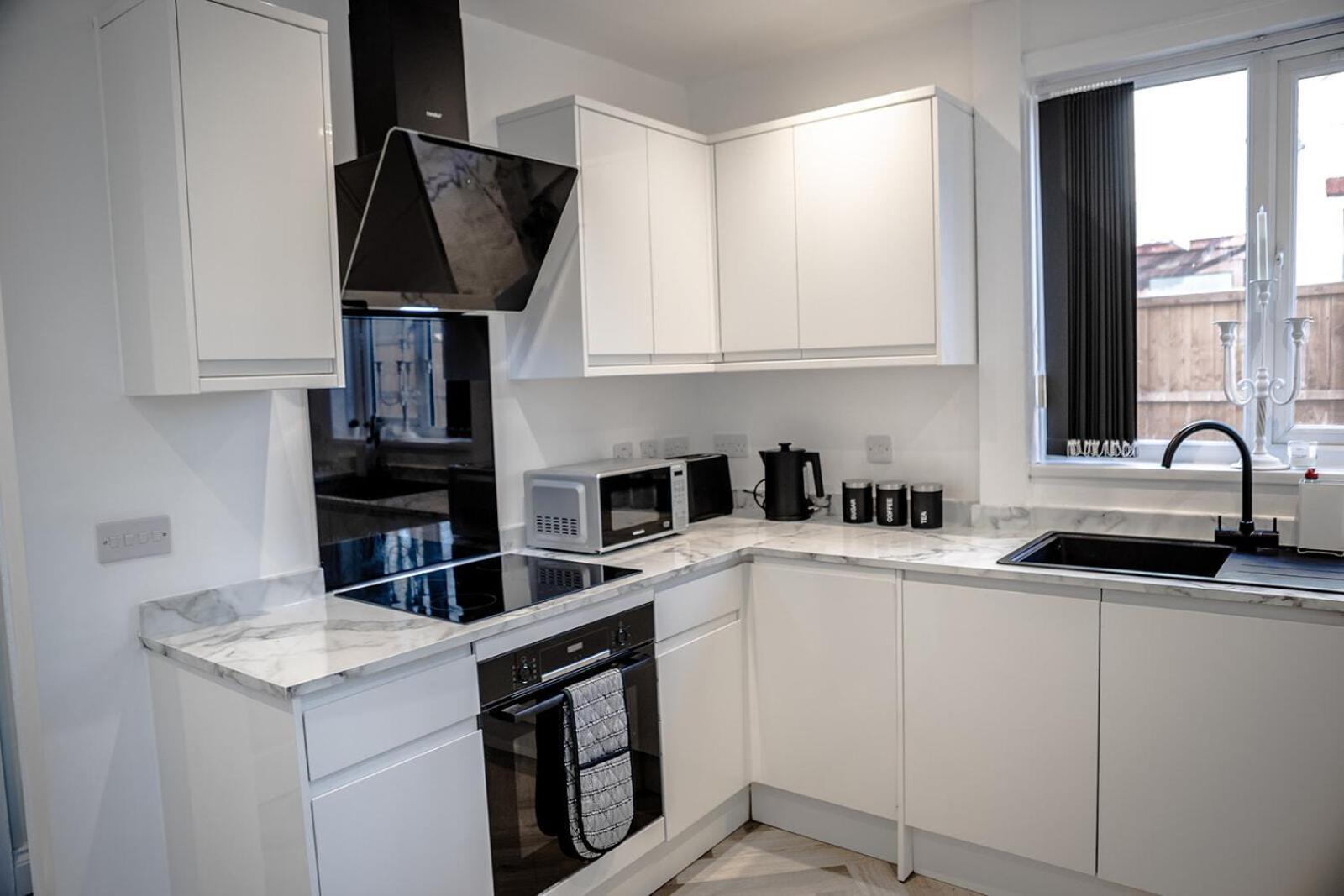 Lymer House - Stylish 3 Bedroom House In วุลฟ์เวอร์แฮมป์ตัน ภายนอก รูปภาพ