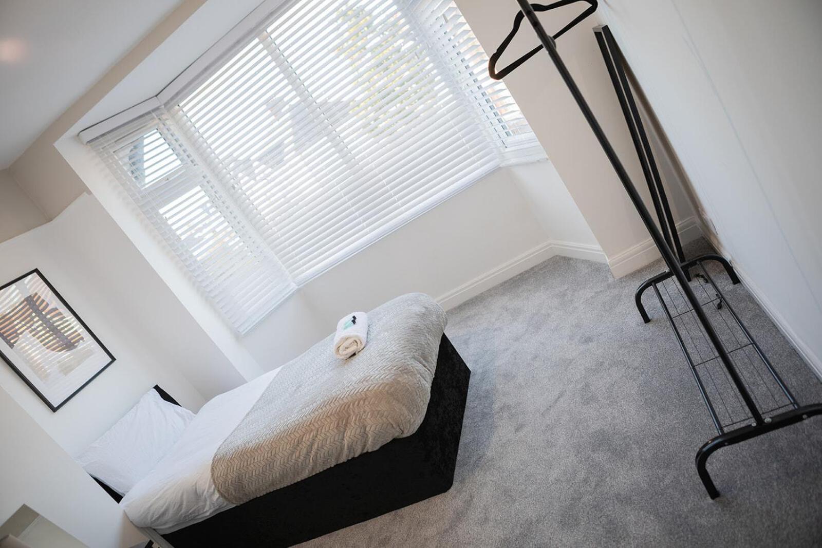 Lymer House - Stylish 3 Bedroom House In วุลฟ์เวอร์แฮมป์ตัน ภายนอก รูปภาพ