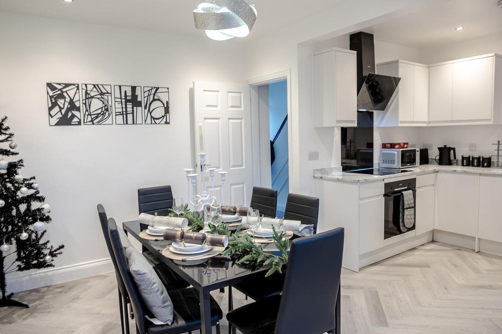 Lymer House - Stylish 3 Bedroom House In วุลฟ์เวอร์แฮมป์ตัน ภายนอก รูปภาพ